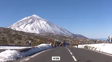 Guaguas lanzaderas para evitar aglomeraciones en el Teide y disfrutar de la nieve Guaguas lanzaderas para evitar aglomeraciones en el Teide y disfrutar de la nieve