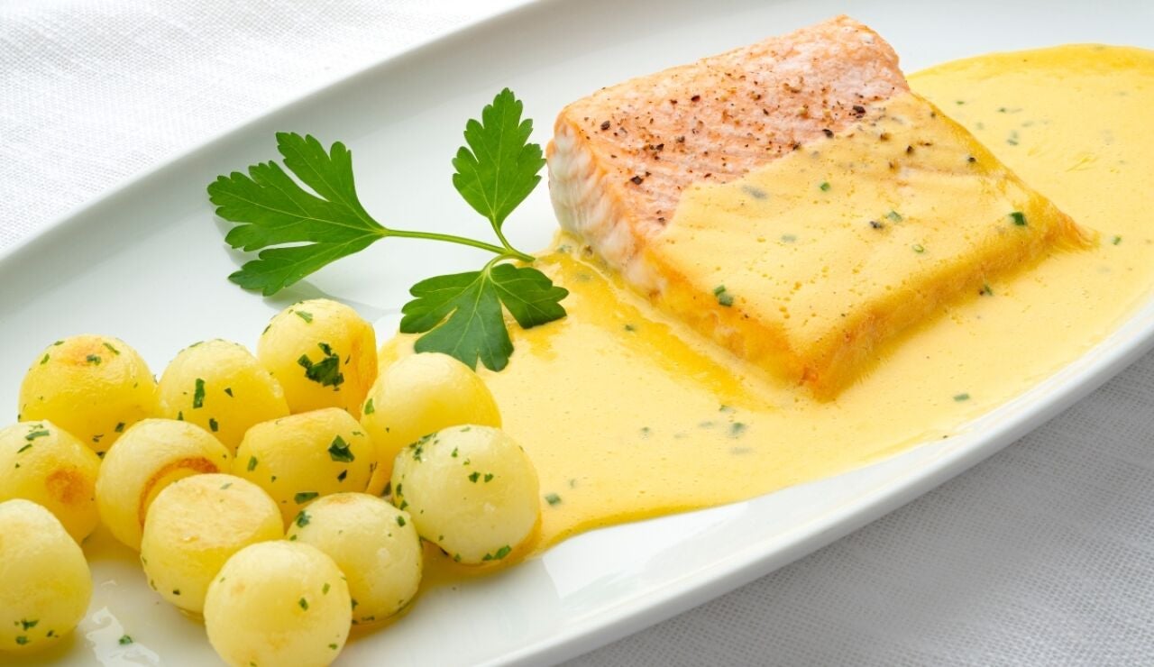 Receta de lujo casera y al mejor precio, de Karlos Argui&ntilde;ano: salm&oacute;n con salsa bearnesa y patatitas