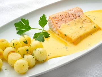 Receta de lujo casera y al mejor precio, de Karlos Argui&ntilde;ano: salm&oacute;n con salsa bearnesa y patatitas