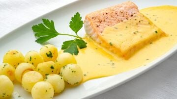 Receta de lujo casera y al mejor precio, de Karlos Argui&ntilde;ano: salm&oacute;n con salsa bearnesa y patatitas