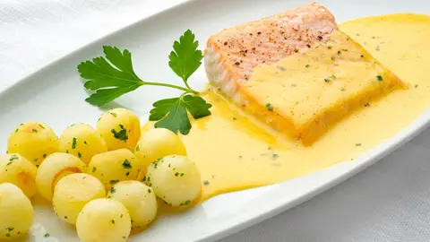 Receta de lujo casera y al mejor precio, de Karlos Arguiñano: salmón con salsa bearnesa y patatitas Receta de lujo casera y al mejor precio, de Karlos Arguiñano: salmón con salsa bearnesa y patatitas
