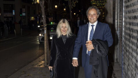 Eugenia Martínez de Irujo y Narcís Rebollo por la calle