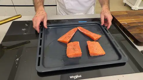 Unta una bandeja de horno con un poco de aceite Unta una bandeja de horno con un poco de aceite