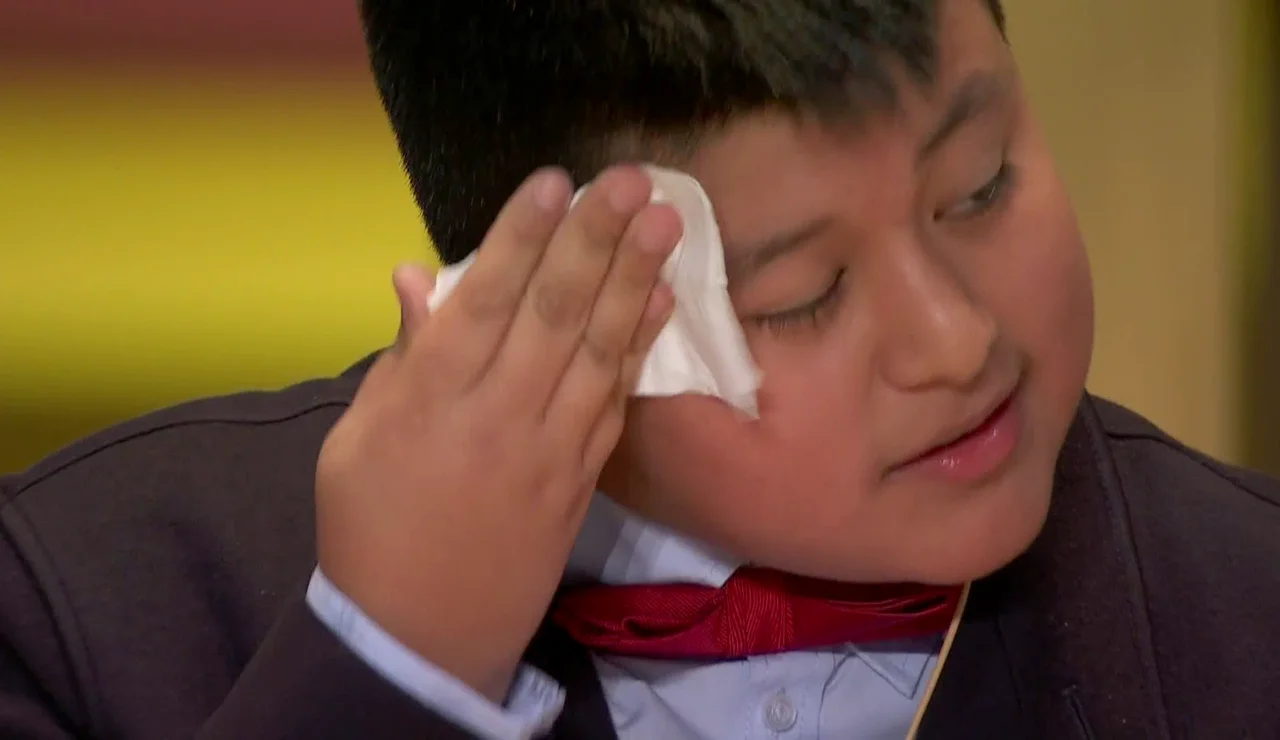 Secándose el sudor, bebiendo agua y nervioso: así estaba Piero, el niño que ha cantado el primer cuarto premio