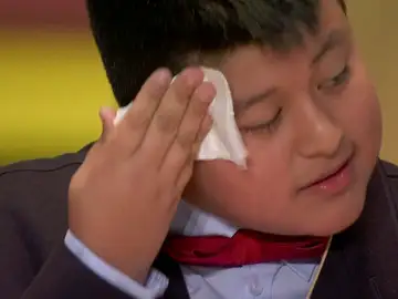 Secándose el sudor, bebiendo agua y nervioso: así estaba Piero, el niño que ha cantado el primer cuarto premio Secándose el sudor, bebiendo agua y nervioso: así estaba Piero, el niño que ha cantado el primer cuarto premio
