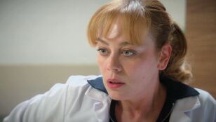 El momento m&aacute;s inc&oacute;modo: Harun pilla a Bahar y Evren bes&aacute;ndose a escondidas en el hospital