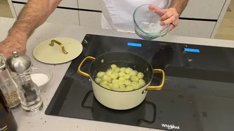 Introduce las bolitas de patata en el agua hirviendo Introduce las bolitas de patata en el agua hirviendo