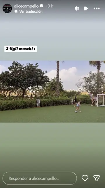 Alice Campello jugando a fútbol con sus hijos Alice Campello jugando a fútbol con sus hijos