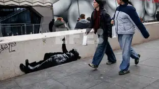 Dos murales idénticos decoran Londres por Navidad Uno de los dos murales de Bansky en las calles de Londres para criticar el sinhogarismo
