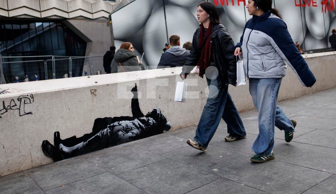 Dos murales id&eacute;nticos decoran Londres por Navidad