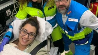 Foto de la madre que dio a luz en Alcal&aacute; de Henares y los sanitarios del SUMMA 112