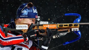 El biatleta noruego Sivert Guttorm Bakken en plena competici&oacute;n