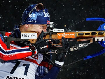 El biatleta noruego Sivert Guttorm Bakken en plena competici&oacute;n