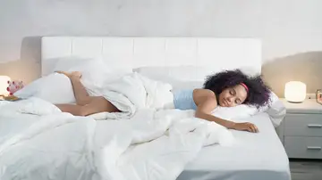 Chica durmieno de lado Chica durmieno de lado