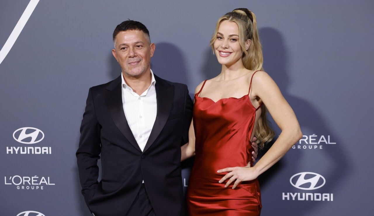 Alejandro Sanz y Candela M&aacute;rquez en un evento