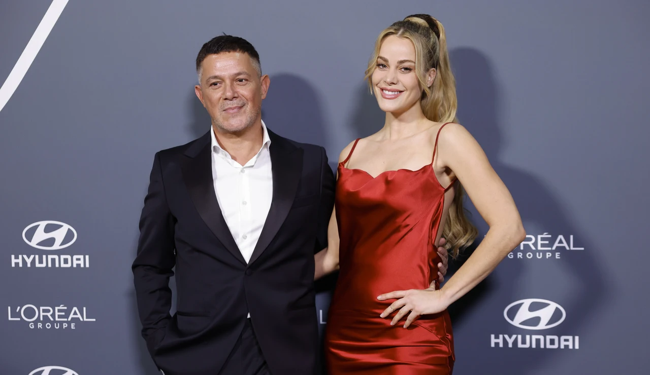 Alejandro Sanz y Candela Márquez en un evento