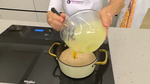 Pon la mezcla de leche y turrón a calentar, agrega los ingredientes del bol Pon la mezcla de leche y turrón a calentar, agrega los ingredientes del bol
