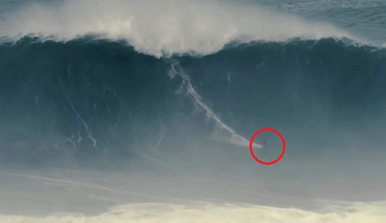 La ola de Rodrigo Koxa en Nazaré