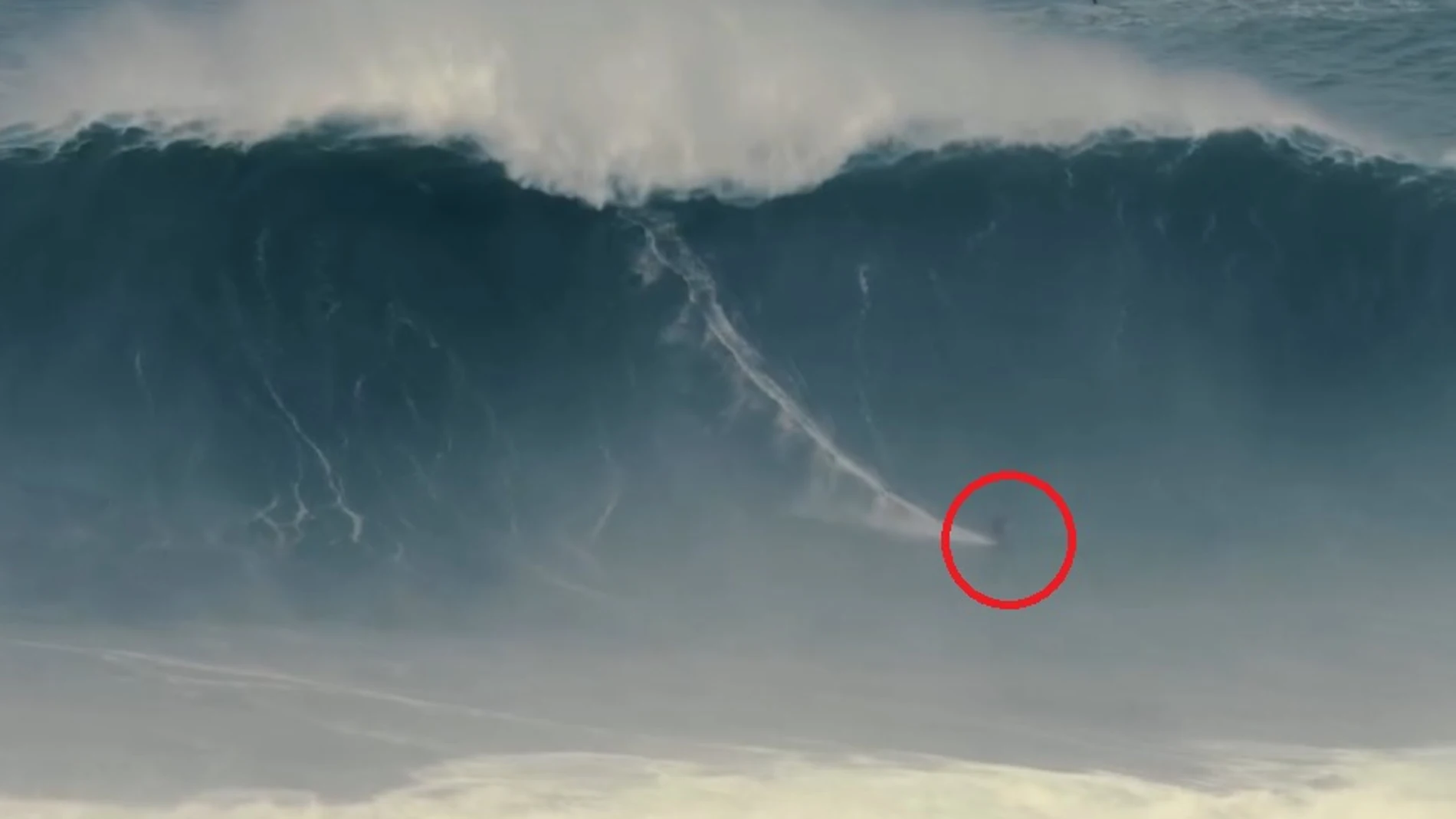 La ola de Rodrigo Koxa en Nazaré La ola de Rodrigo Koxa en Nazaré