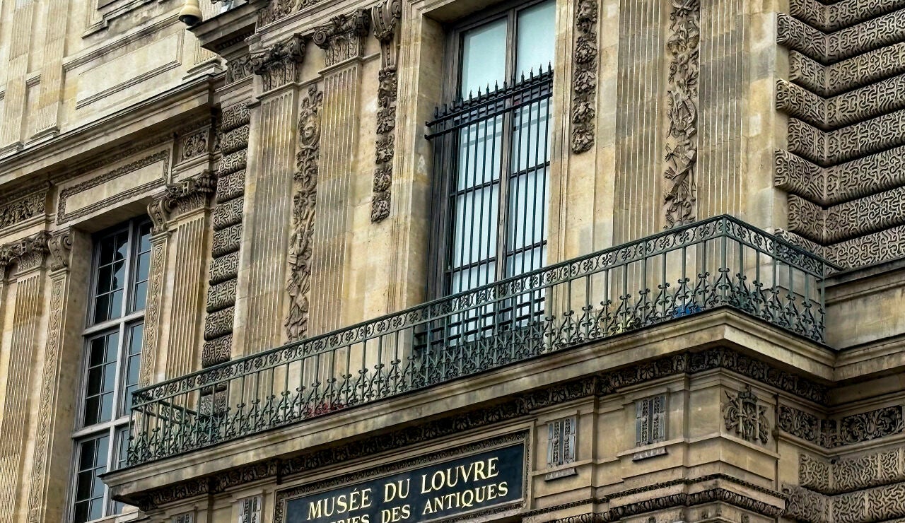 La verja instalada en la ventana de la Galer&iacute;a Apolo del Louvre
