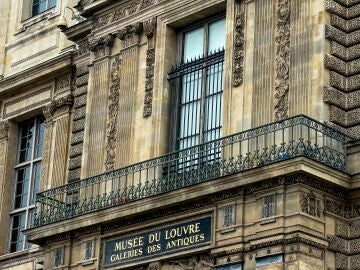La verja instalada en la ventana de la Galer&iacute;a Apolo del Louvre