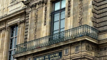 La verja instalada en la ventana de la Galer&iacute;a Apolo del Louvre