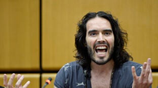 El actor y comediante brit&aacute;nico Russell Brand reacciona durante una conferencia de prensa en la Oficina de las Naciones Unidas contra la Droga y el Delito