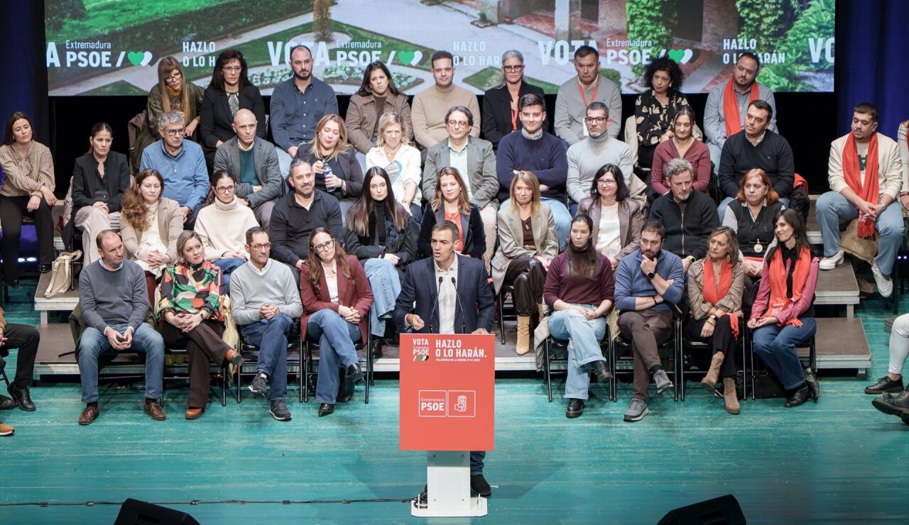 Pedro S&aacute;nchez en el acto de cierre de campa&ntilde;a de las elecciones extreme&ntilde;as