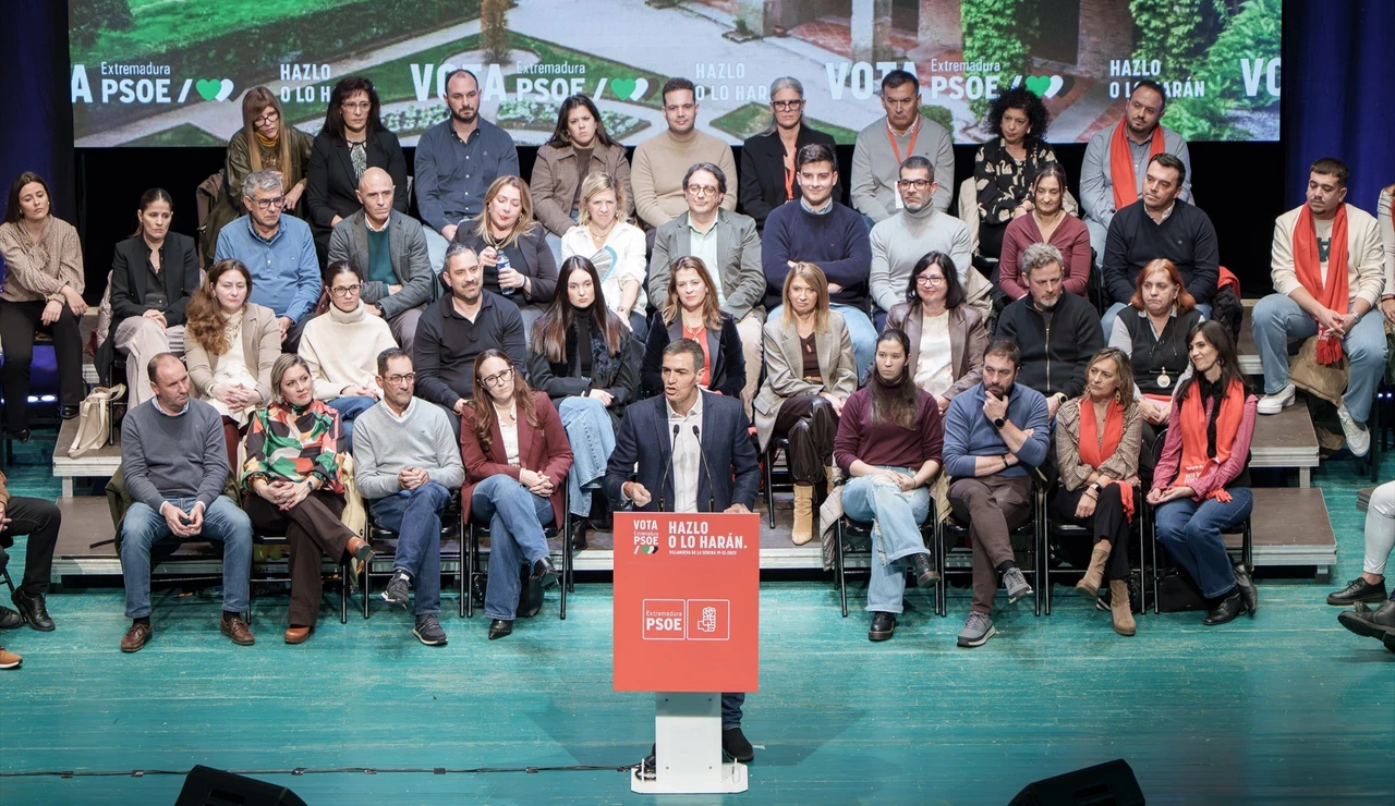 Pedro Sánchez en el acto de cierre de campaña de las elecciones extremeñas