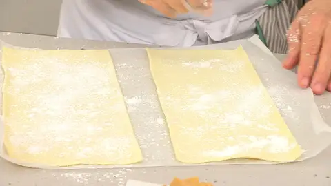 Espolvorea los trozos de hojaldre con la mezcla y pásales un rodillo Espolvorea los trozos de hojaldre con la mezcla y pásales un rodillo