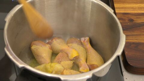 Salpimienta los jamoncitos de pollo, introdúcelos en la olla