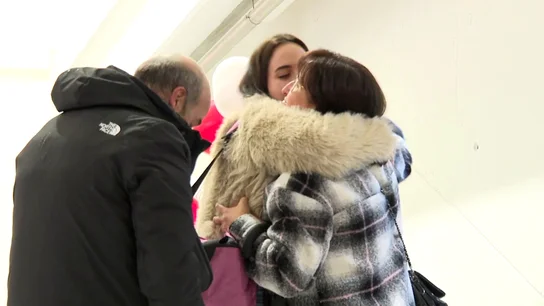 Abrazos y besos para recibir a los familiares. Abrazos y besos para recibir a los familiares.