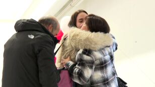 Abrazos y besos para recibir a los familiares.