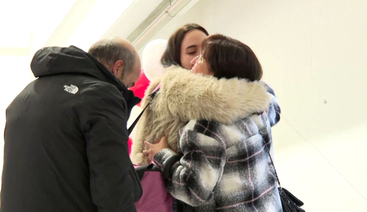 Abrazos y besos para recibir a los familiares.