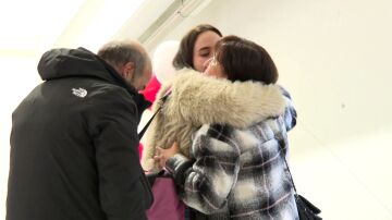 Abrazos y besos para recibir a los familiares.