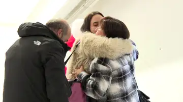 Abrazos y besos para recibir a los familiares. Abrazos y besos para recibir a los familiares.