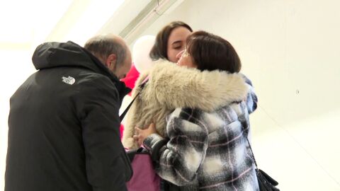 Abrazos y besos para recibir a los familiares.