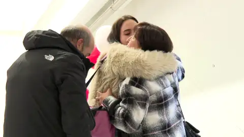 Abrazos y besos para recibir a los familiares. Abrazos y besos para recibir a los familiares.