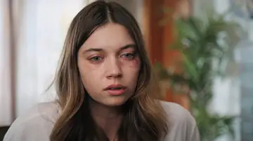 Seyran se despierta aterrada tras soñar con Mezide y Ferit no sabe cómo ayudarla Seyran se despierta aterrada tras soñar con Mezide y Ferit no sabe cómo ayudarla