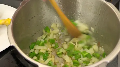 Introduce las hortalizas en la olla Introduce las hortalizas en la olla