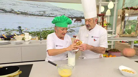 Pon la leche en una jarra, agrega el turrón cortado en dados Pon la leche en una jarra, agrega el turrón cortado en dados