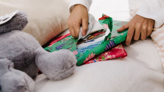 Ni&ntilde;os abren sus regalos de Navidad, a 25 de diciembre de 2025, en Valencia, Comunidad Valenciana (Espa&ntilde;a). Seg&uacute;n el Informe de Compra de Juguetes de 2025, los espa&ntilde;oles tienden a adelantar la compra de los juguetes por ahorro y organizaci&oacute;n, con los supermercados ganando terreno como opci&oacute;n econ&oacute;mica y de confianza para juegos de mesa y construcci&oacute;n. El gasto medio en Espa&ntilde;a sigue siendo inferior al de otros pa&iacute;ses de la Uni&oacute;n Europea como Alemania o Francia. 25 DICIEMBRE 2025;NI&Ntilde;OS;REGALOS;...