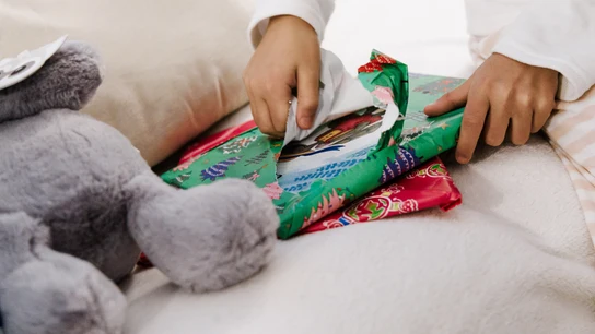 Niños disfrutan de sus regalos de Navidad en Valencia Niños abren sus regalos de Navidad, a 25 de diciembre de 2025, en Valencia, Comunidad Valenciana (España). Según el Informe de Compra de Juguetes de 2025, los españoles tienden a adelantar la compra de los juguetes por ahorro y organización, con los supermercados ganando terreno como opción económica y de confianza para juegos de mesa y construcción. El gasto medio en España sigue siendo inferior al de otros países de la Unión Europea como Alemania o Francia. 25 DICIEMBRE 2025;NIÑOS;REGALOS;...