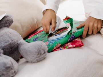 Ni&ntilde;os abren sus regalos de Navidad, a 25 de diciembre de 2025, en Valencia, Comunidad Valenciana (Espa&ntilde;a). Seg&uacute;n el Informe de Compra de Juguetes de 2025, los espa&ntilde;oles tienden a adelantar la compra de los juguetes por ahorro y organizaci&oacute;n, con los supermercados ganando terreno como opci&oacute;n econ&oacute;mica y de confianza para juegos de mesa y construcci&oacute;n. El gasto medio en Espa&ntilde;a sigue siendo inferior al de otros pa&iacute;ses de la Uni&oacute;n Europea como Alemania o Francia. 25 DICIEMBRE 2025;NI&Ntilde;OS;REGALOS;...