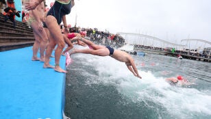 Participantes se lanzan al agua en el puerto de Barcelona