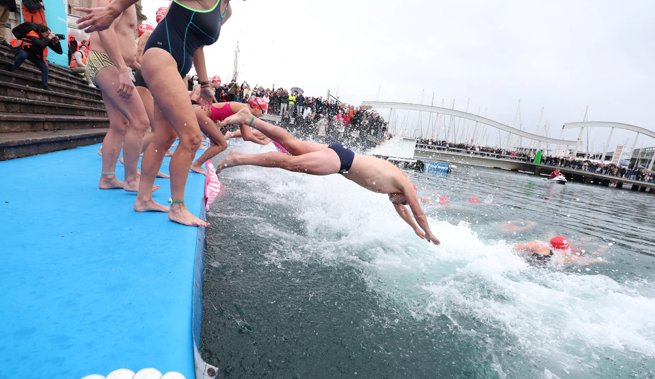 Participantes se lanzan al agua en el puerto de Barcelona