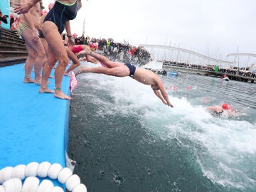 Participantes se lanzan al agua en el puerto de Barcelona