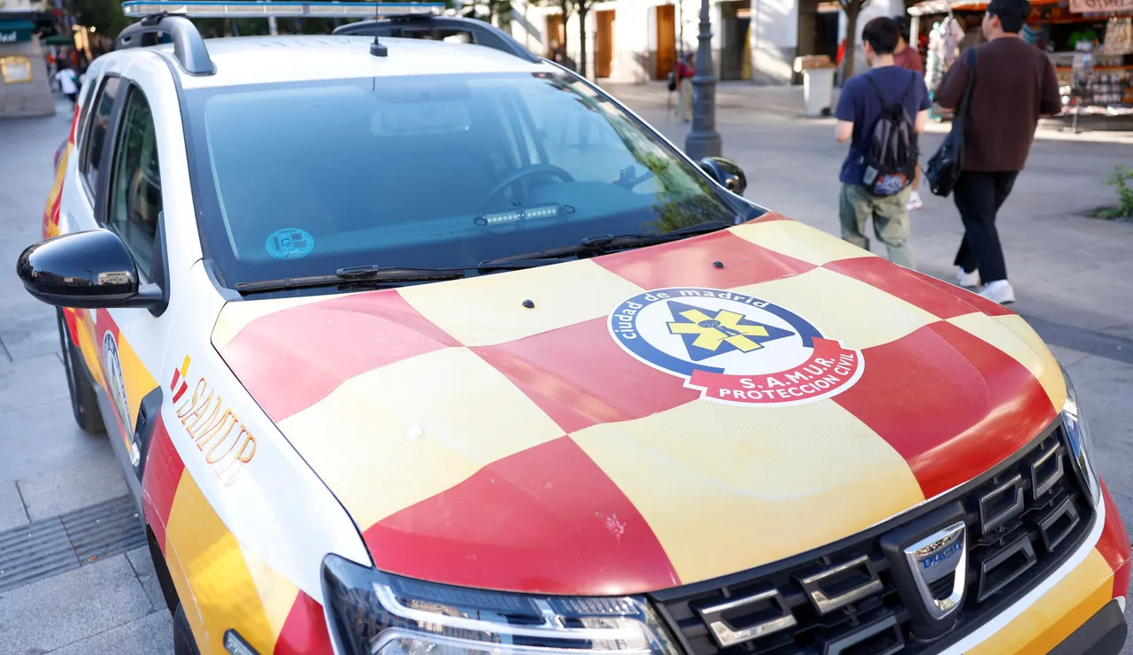 Vehículo del Samur en una calle de Madrid