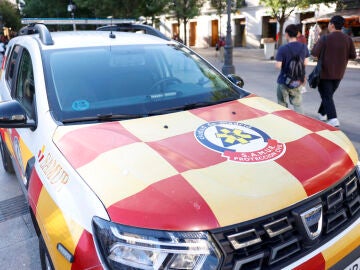 Veh&iacute;culo del Samur en una calle de Madrid