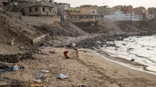 (Foto de ARCHIVO) February 12, 2025, Dakar, Dakar, Senegal: Along a small beach in the popular district of Ngor in Dakar, Senegal, on February 12, 2025. The district is also known for being a fishing village. The shoreline and seaside buildings are now threatened by coastal erosion mainly due to rising waters and global warming. Europa Press/Contacto/Nicolas Remene 12/02/2025 ONLY FOR USE IN SPAIN